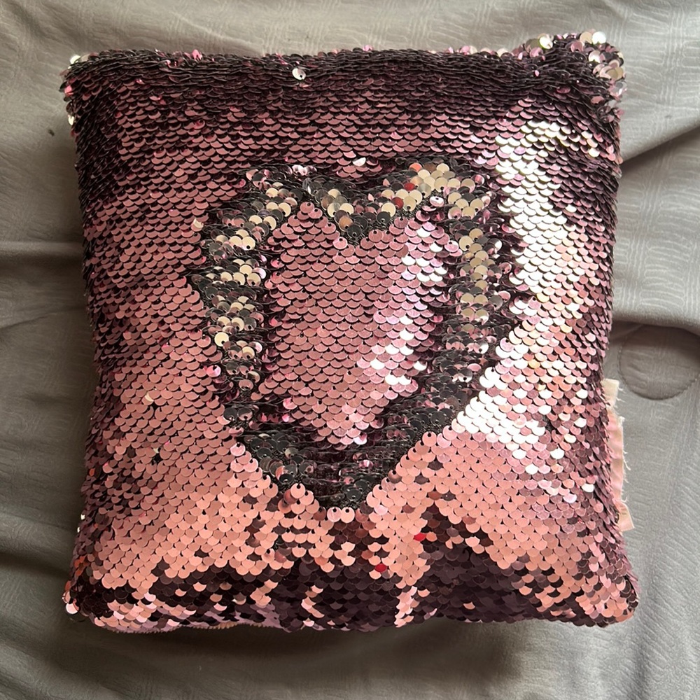 Color switching sequins mini pillow